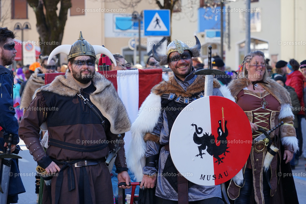 15-news-2023-Feb16-Unsinniger_Fasching_Reutte-sony-DSC02443 | Info aus dem Bezirk Reutte/Ausserfern Tirol sowie eine umfangreiche Bilddatenbank über die gesamte Region: Lechtal, Talkessel Reutte, Tannheimertal, Zwischentoren. Lech, Plansee, Zugspitze, Grenztunnel, B179, Fernpassstraße, Verkehr, Lawinen, Tradition, - Realisiert mit Pictrs.com