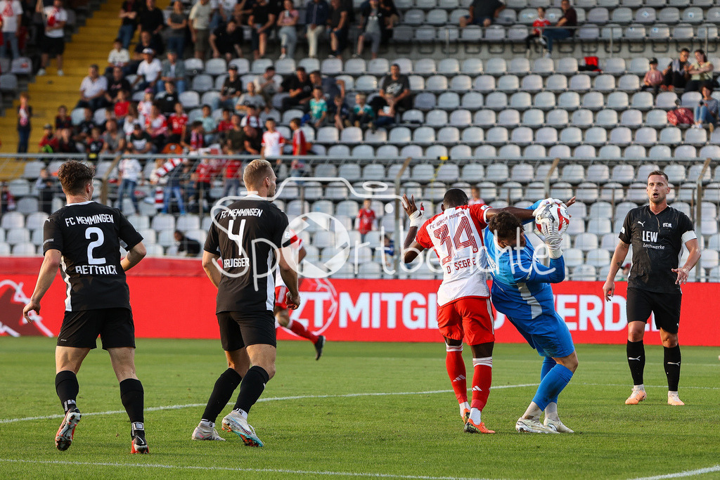 FC Bayern Amateure - FC Memmingen | Desire SEGBE AZANKPO (FCB #34) bringt den Ball in dieser Szene nicht an Dominik DEWEIN (FCM #12) vorbei