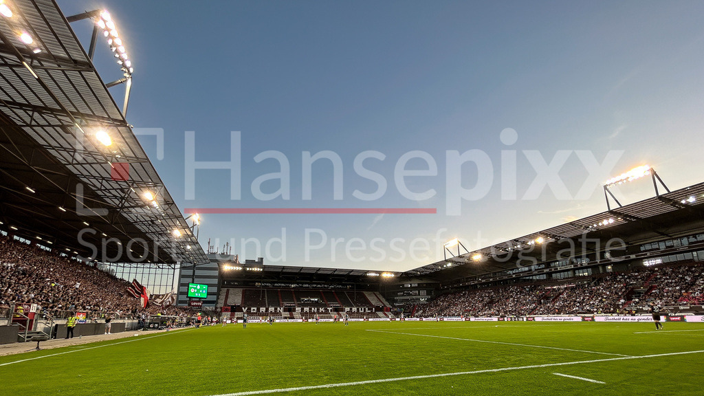 Fussball, DFB-Pokal Frauen, FC St. Pauli - Hamburger SV | v.li.: Überblick, Blick auf das Millerntor-Stadion, Stadion, Spielfeld während des Spiels, Flutlicht, Atmosphäre, Symbolfoto, Symbolbild Fussball, Fußball, DIE DFB-RICHTLINIEN UNTERSAGEN JEGLICHE NUTZUNG VON FOTOS ALS SEQUENZBILDER UND/ODER VIDEOÄHNLICHE FOTOSTRECKEN. DFB REGULATIONS PROHIBIT ANY USE OF PHOTOGRAPHS AS IMAGE SEQUENCES AND/OR QUASI-VIDEO.