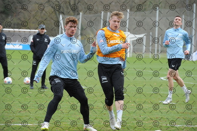 RGE_9069 | Hertha BSC, 2.Bundesliga, Herren, Training, Saison 2025/26, im Bild von li. Sebastian Groenning  ( Hertha BSC ), Julian Eitschberger ( Hertha BSC ),  Mittwoch 25.03. 2026,   Fotograf:   Ralf Gebhardt - Realisiert mit Pictrs.com