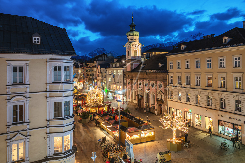 Maria-Theresien-Straße | Blick in die Maria-Theresien-Straße während der Dämmerung