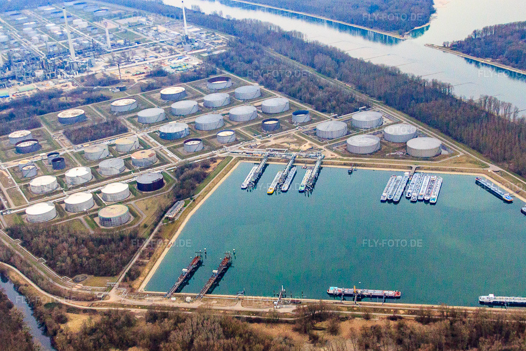 Luftbild: Ölhafen und MIRO Raffinerie am Rhein im Ortsteil Knielingen in Karlsruhe im Bundesland Baden-Württemberg in Deutschland. Foto: IMG_38314.jpg vom 12.03.2011 durch Werner Riehm/FLY-FOTO.de