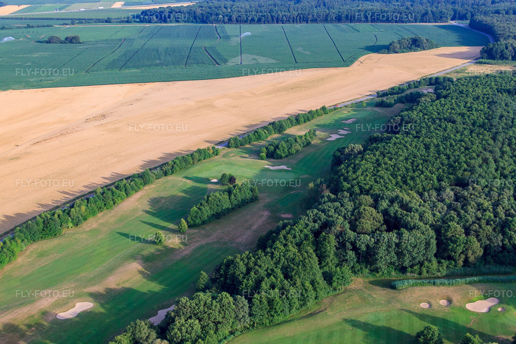 Vue aérienne: Étangs et greens du club de golf de Baden-Baden Soufflenheim à Soufflenheim dans le département Bas Rhin, France – .Photo: IMG_30507.jpg prise le 09/07/2010 par Werner Riehm/FLY-FOTO.eu – Résolution de l'original: 4752 x 3168 px