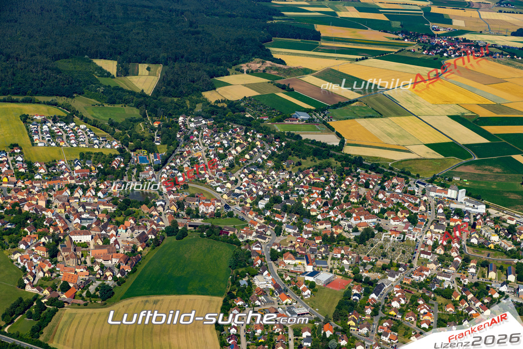 Aktuelles Luftbild von  Heilsbronn - Die Luftaufnahme wurde 2022 mittels UL-Flugzeug erstellt ( keine Drohne ) - hochauflösende Kamera-Systeme von  Canon -Beste Qualität - Für grossformatige Ausdrucke geeignet. Die Geschenkidee !