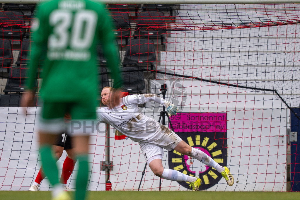 SG Sonnenhof Grossaspach vs. FC 08 Homburg, Fussball, Regionalliga Suedwest, 26. Spieltag, 28.03.2026 | Maximilian Reule (SG Sonnenhof Grossaspach, #01) pariert einen Schuss,SG Sonnenhof Grossaspach vs. FC 08 Homburg, Fussball, Regionalliga Suedwest, 26. Spieltag, 28.03.2026