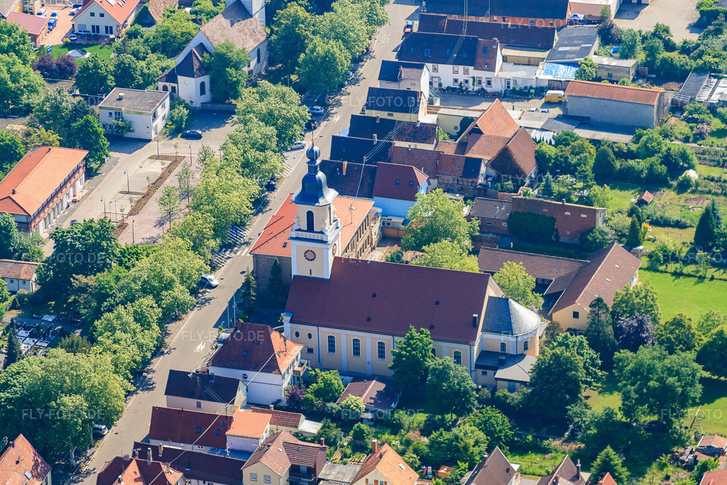 Luftbild: Kirche Mariä Himmelfahrt im Ortsteil Queichheim in Landau im Bundesland Rheinland-Pfalz in Deutschland.Foto: IMG_27334.jpg vom 23.05.2010 durch Werner Riehm/FLY-FOTO.deAuflösung des Originals: 4752 x 3168 px