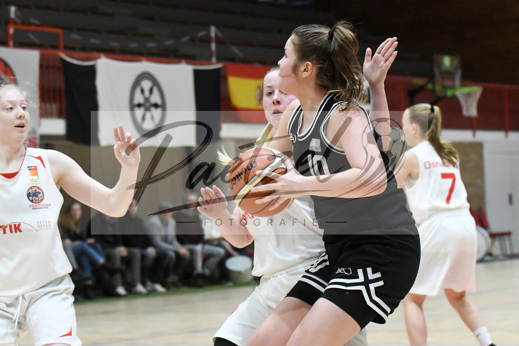 20200126_OSCTGN_0054 | Basketball, Juniorinnen: Lea Schnelle (TG Neuss Junior Tigers) in Aktion, am Ball, Einzelaktion beim Spiel der WNBL zwischen OSC Junior Panthers vs. TG Neuss Junior Tigers am 26.01.2020 im Panthers Dome in Osnabrück, Deutschland.(Foto von Nico Paetzel) - Realisiert mit Pictrs.com