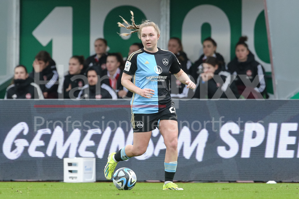 Fussball, Google Pixel Frauen-Bundesliga, SV Werder Bremen - 1. FC Nürnberg | v.li.: Madeleine Steck (1. FC Nürnberg, 28) am Ball, Freisteller, Einzelbild, Ganzkörper, Aktion, Action, Spielszene, DIE DFB-RICHTLINIEN UNTERSAGEN JEGLICHE NUTZUNG VON FOTOS ALS SEQUENZBILDER UND/ODER VIDEOÄHNLICHE FOTOSTRECKEN. DFB REGULATIONS PROHIBIT ANY USE OF PHOTOGRAPHS AS IMAGE SEQUENCES AND/OR QUASI-VIDEO.