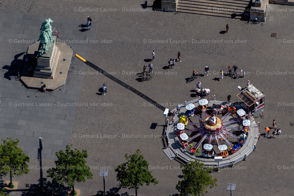 4035761 | BRAUNSCHWEIG 31.07.2020 Fahrgeschäft am Denkmal "Herzog Friedrich Wilhelm" am Schloßplatz in Braunschweig im Bundesland Niedersachsen, Deutschland. // Amusement ride at the monument "Herzog Friedrich Wilhelm" in Brunswick in the state Lower Saxony, Germany. Foto: Gerhard Launer