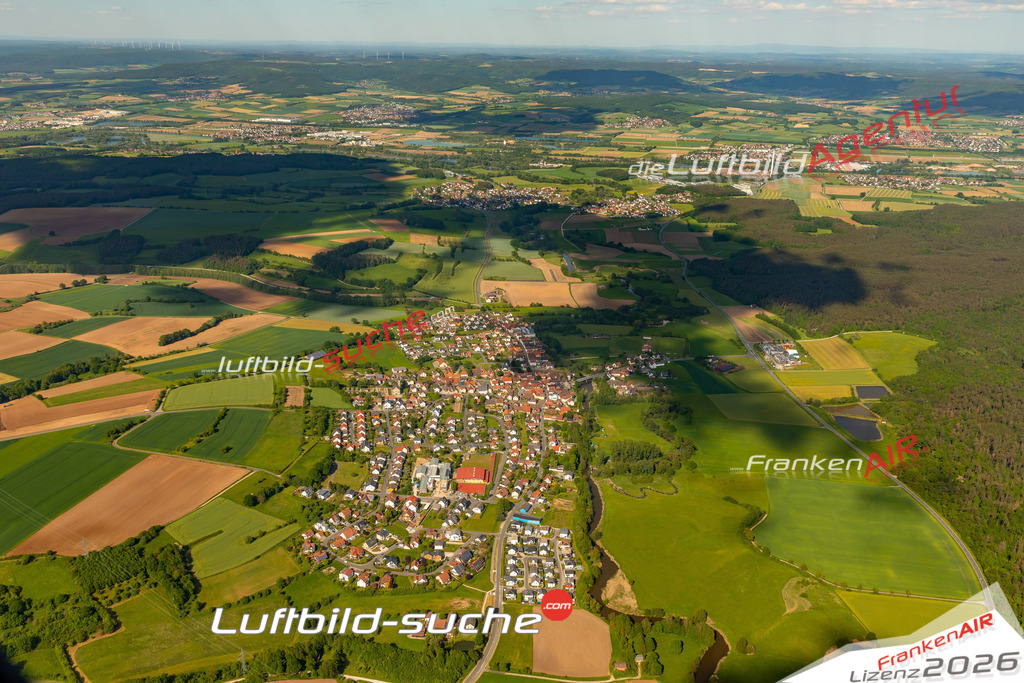 Das Luftbild zeigt :  Hallerndorf - Die Luftaufnahme wurde 2024 vom UL-Flugzeug aus erstellt ( keine Drohne ) - Hochauflösende Luftaufnahme - Für grossformatige Ausdrucke geeignet. Die Geschenkidee !Mit Lizenz und Bildrechte bestellbar