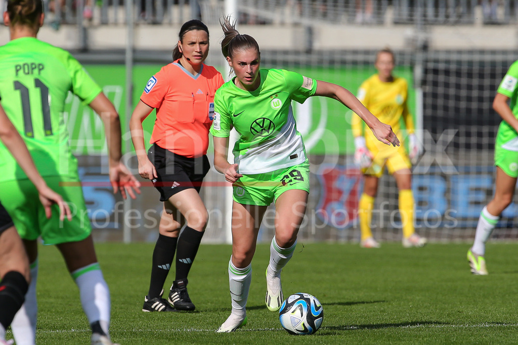 Fussball, Google Pixel Frauen-Bundesliga, VfL Wolfsburg - Bayer 04 Leverkusen | v.li.: Jule Brand (VfL Wolfsburg, 29) am Ball, Einzelbild, Ganzkörper, Aktion, Action, Spielszene, DIE DFB-RICHTLINIEN UNTERSAGEN JEGLICHE NUTZUNG VON FOTOS ALS SEQUENZBILDER UND/ODER VIDEOÄHNLICHE FOTOSTRECKEN. DFB REGULATIONS PROHIBIT ANY USE OF PHOTOGRAPHS AS IMAGE SEQUENCES AND/OR QUASI-VIDEO.