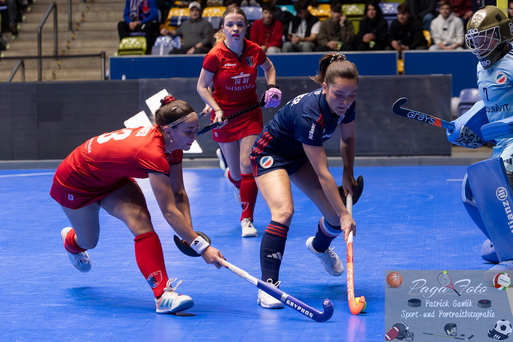 Volvo E.R.B. Final 4 Finale Frauen: Berliner HC - Mannheimer HC, 26.01.2025 | Fiona Felber (Mannheimer HC #6) &amp; Alina Sophie Jäger (Berliner HC #13) im Zweikampf um den Ball, Berliner HC - Mannheimer HC, Frankfurt, Süwag Arena, 26.1.2025 - Realisiert mit Pictrs.com