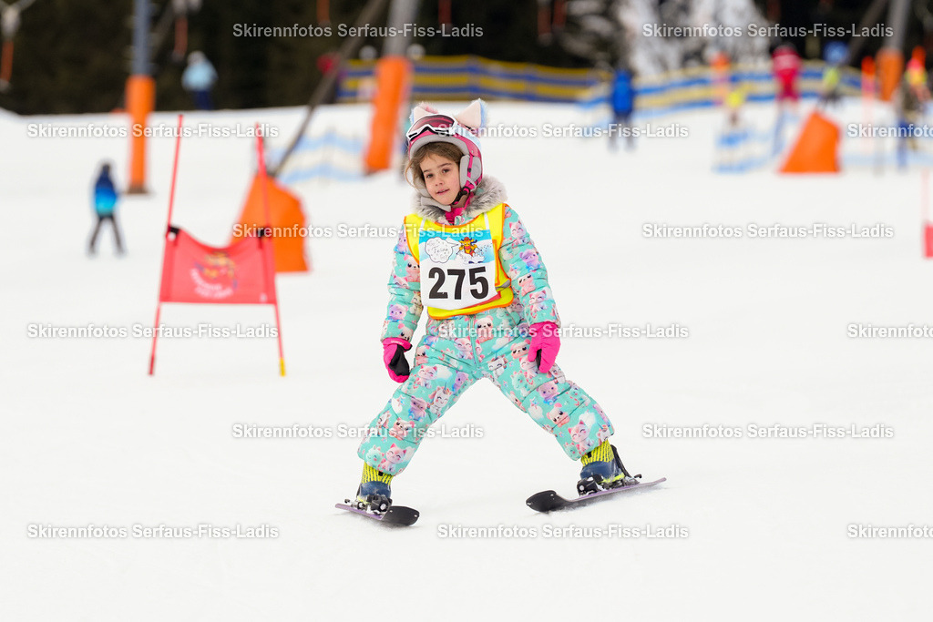 SRF_02.01.2026_0393 | Skirennfotos,Serfaus,Fiss,Ladis,Kinderskirennen,Winter,Tirol,Oberland,skirace,SFL,feelfree,weil wir's genießen,ski,Ski,skifahren,Sonnenplateau, - Realisiert mit Pictrs.com