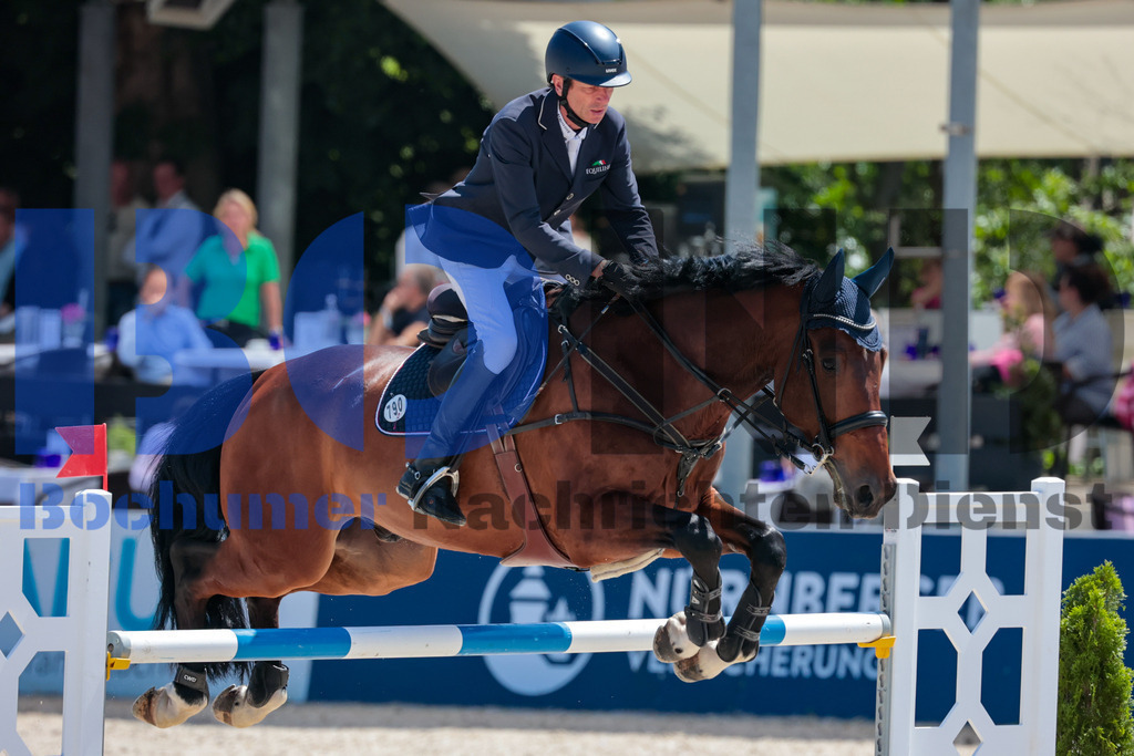 Longines Balve Optimum - Springen Samstag {date} -  | {headline}(Foto: Sebastian Sendlak / BOND) - Realisiert mit Pictrs.com