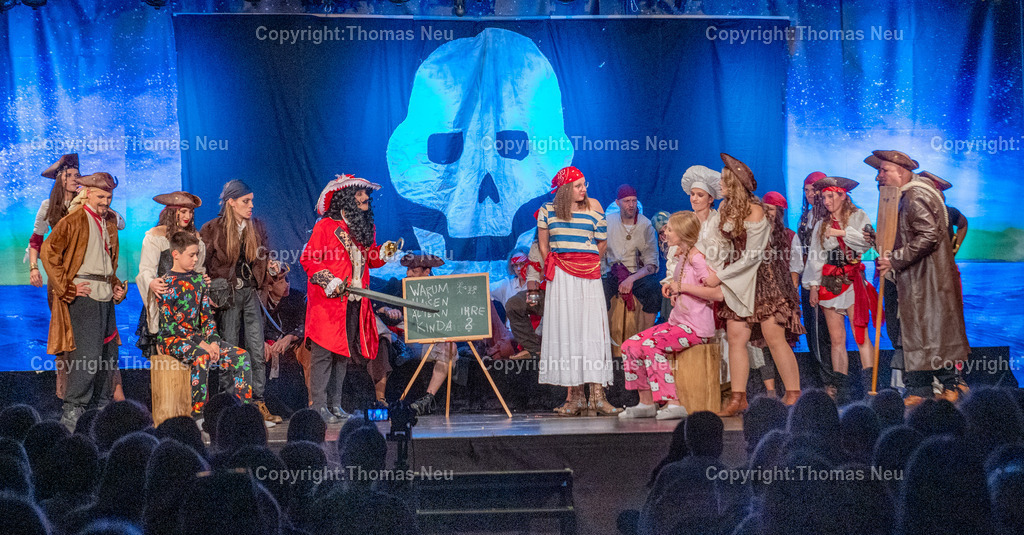 Nicht-Peter_Pan | bbe, Bensheim, Goethegymnasium, "Nicht Peter Pan" , Schultheater, Hook hat die Kinder von peter Pan gefangen und will sie dazu bringen den Vater zu hassen, ,, Bild: Thomas Neu