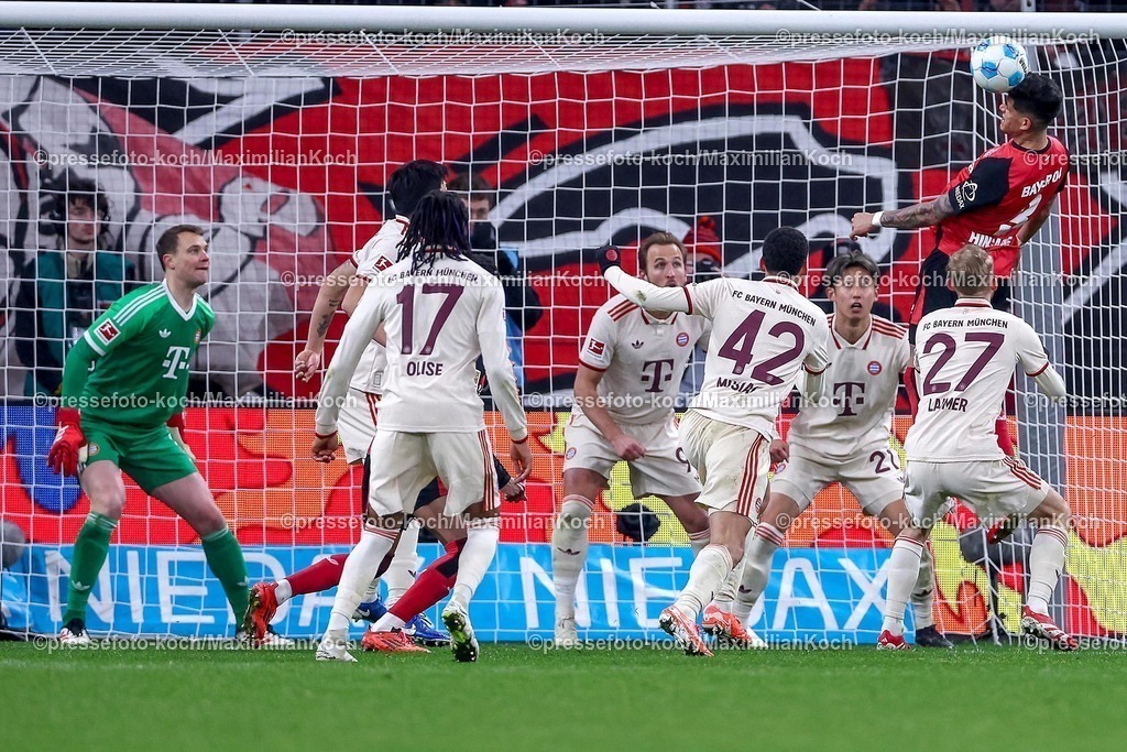 Lev15022501080 | 15.02.2025, Fußball, Bayer 04 Leverkusen - FC Bayern München, 1. Fußball Bundesliga, 22. Spieltag, BayArena, Saison 2024 2025: Kopfball Strafraumaktion Piero Hincapie (Bayer04 Leverkusen #3)DFB regulations prohibit any use of photographs as image sequences and or quasi-video.