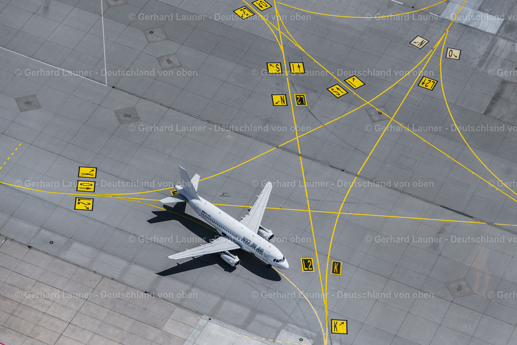 4046589 | LEINFELDEN-ECHTERDINGEN 19.07.2021 Passagierflugzeug Airbus A319 der rumänischen Fluggesellschaft " Just US Air " mit der Kennung YR-URS auf der Startposition auf dem Flughafen Stuttgart in Leinfelden-Echterdingen im Bundesland Baden-Württemberg, Deutschland. Weiterführende Informationen bei: Flughafen Stuttgart GmbH. // Passenger aircraft Airbus A319 of the romanian airline" Just US Air " with the registration YR-URS on the take-off position at Stuttgart Airport in Leinfelden-Echterdingen in the state Baden-Wuerttemberg, Germany. Further information at: Flughafen Stuttgart GmbH. Foto: Gerhard Launer