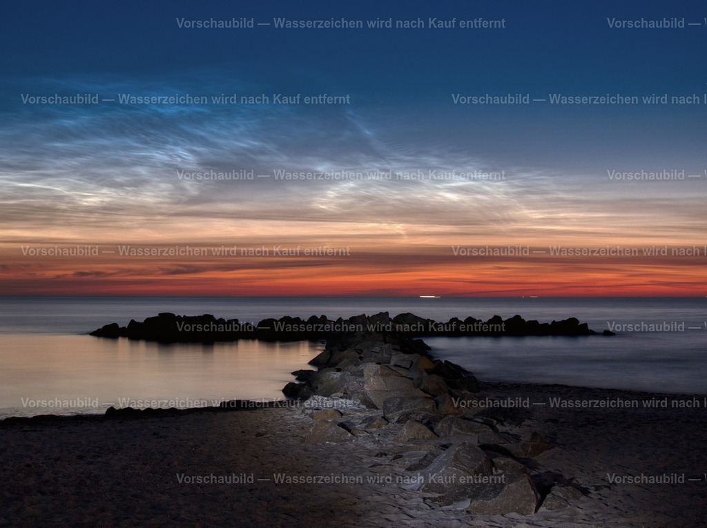 Leuchtende Nachtwolken am Strand von Kalifornien.  | Leuchtende Nachtwolken über der Kieler Bucht am Strand von Kalifornien. 
