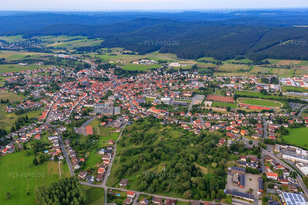 Luftbild: BECHTOLD & SOHN GmbH & Co. KG und Grundschule in der Stried im Ortsteil Beerfelden in Oberzent im Bundesland Hessen in Deutschland.Foto: IMG_089529.jpg vom 10.06.2016 durch Werner Riehm/FLY-FOTO.deBechtold & SohnGrundschule in der Stried