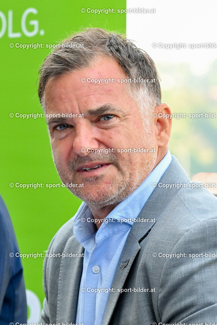 AUT, Pressekonferenz Eishockey Black Wings Linz, Praesentation Trikot und neue Sponsorpartner | 16.08.2023, Linz, AUT, Pressekonferenz Eishockey Black Wings Linz, Praesentation Trikot und neue Sponsorpartner, im Bild Peter Nader, Praesident EHC Black Wings Linz (BWL)


