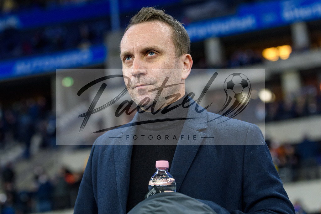 HERBOC20220204_322 | Fussball, Herren: Vorstand Sport Sebastian Schindzierlorz (VfL Bochum) schaut bei dem Spiel der 1. Bundesliga zwischen Hertha BSC und VfL Bochum im Olypiastadion am 04.02.2022 in Berlin, Deutschland.DFB / DFL REGULATIONS PROHIBIT ANY USE OF PHOTOGRAPHS AS IMAGE SEQUENCES AND/OR QUASI-VIDEO. - Realisiert mit Pictrs.com