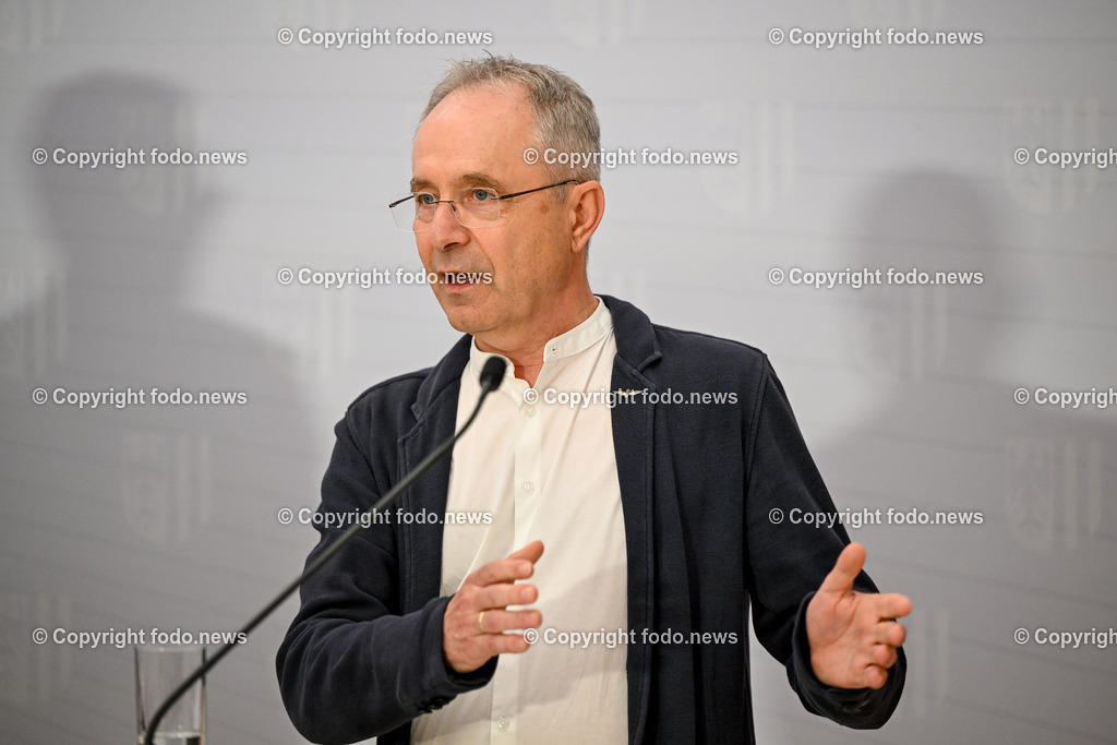 Pressekonferenz Land Ooe_ Gemeinsam geschafft - Maßnahmen zur Verbesserung fuer Mitarbeitende in den ooe. Spitaelern_ 10.04.2024-39 | 10.04.2024, Linz, AUT, Pressekonferenz Land Ooe, Gemeinsam geschafft - Maßnahmen zur Verbesserung fuer Mitarbeitende in den ooe. Spitaelern, im Bild Alfred Mayr (Vorsitzender des Oberoesterreichischen Gesundheitsholding GmbH 