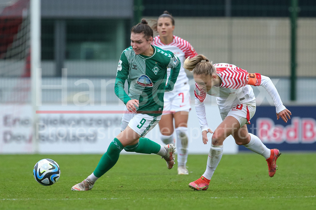 Fussball, Google Pixel Frauen-Bundesliga, RB Leipzig - SV Werder Bremen | v.li.: Sophie Weidauer (SV Werder Bremen, 9) und Victoria Krug (RB Leipzig, 20) im Zweikampf, Duell, Dynamik, Aktion, Action, Spielszene, DIE DFB-RICHTLINIEN UNTERSAGEN JEGLICHE NUTZUNG VON FOTOS ALS SEQUENZBILDER UND/ODER VIDEOÄHNLICHE FOTOSTRECKEN. DFB REGULATIONS PROHIBIT ANY USE OF PHOTOGRAPHS AS IMAGE SEQUENCES AND/OR QUASI-VIDEO.