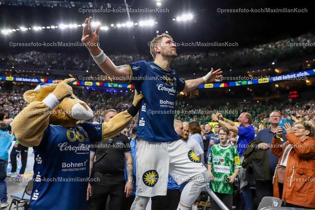 xSSCx18042602037 | 18.04.2026, xsscx, Handball, DHB-Pokal Lidl Final4, Halbfinale, Bergischer HC - SC Magdeburg, Saison 2025 / 2026 Herren, Lanxess Arena, Köln: Die Mannschaft des Bergischer HC feiert den Sieg über den SC Magdeburg  Gerdas Babarskas (BHC #14) Photo: xSandraxScherningxPressefotoKochx