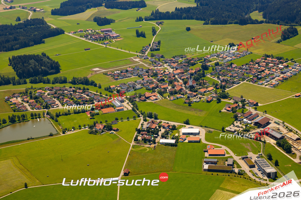 Das Luftbild zeigt :  Wald - Die Luftaufnahme wurde 2024 vom UL-Flugzeug aus erstellt ( keine Drohne ) - Hochauflösende Luftaufnahme - Für grossformatige Ausdrucke geeignet. Die Geschenkidee !Mit Lizenz und Bildrechte bestellbar