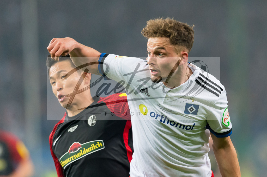 HSVSCF20220419_124 | Fussball, Herren: Woo-yeong Jeong (SC Freiburg) und Moritz Heyer (Hamburger SV) im Zweikampf beim DFB-Pokal-Halbfinalspiel zwischen Hamburger SV und SC Freiburg im Volksparkstadion am 19.04.2022 in Hamburg, Deutschland.DFB / DFL REGULATIONS PROHIBIT ANY USE OF PHOTOGRAPHS AS IMAGE SEQUENCES AND/OR QUASI-VIDEO. - Realisiert mit Pictrs.com