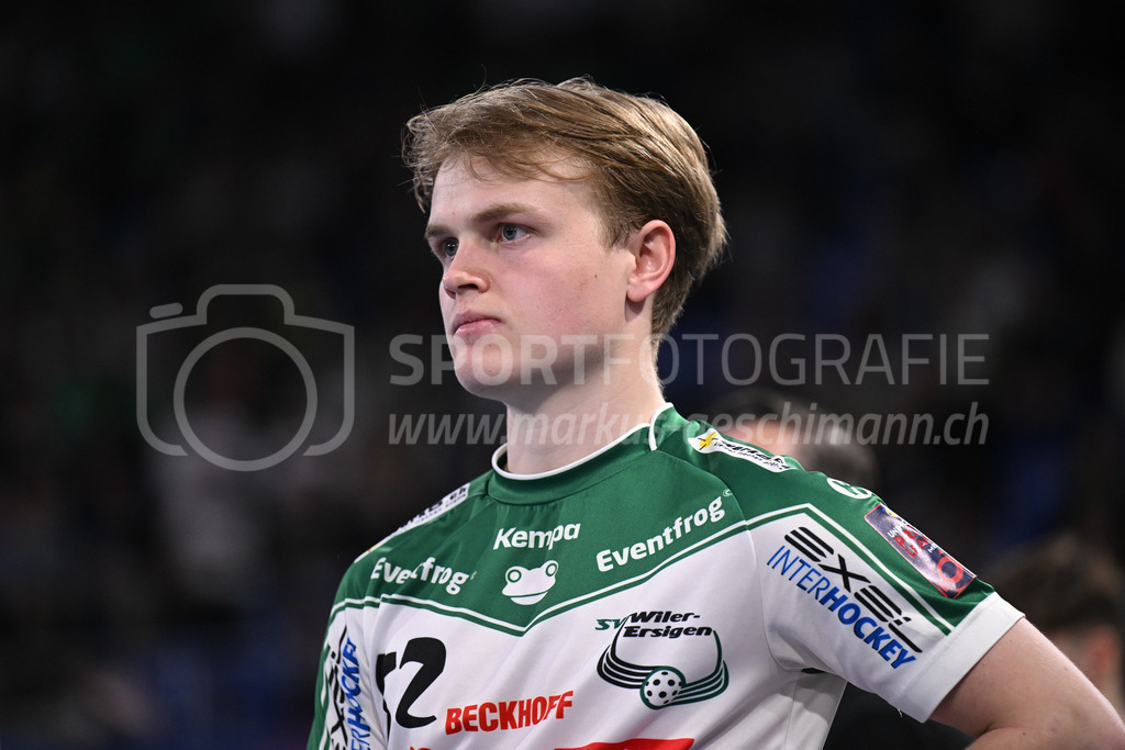 SV Wiler-Ersigen vs Floorball Köniz - 15. April 2023 | SV Wiler-Ersigen vs Floorball Köniz
Stimo Arena, Kloten
Gian Muehlemann (#52 SV Wiler-Ersigen).
Bild: Sportfotografie Markus Aeschimann | www.markus-aeschimann.ch - Realisiert mit Pictrs.com