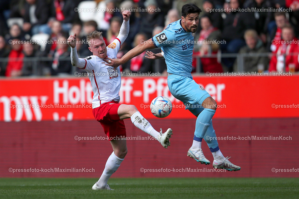 RWE3Liga25032301014 | 25.03.2023, Essen, Fußball, bwin 3.Liga Fußball Herren, Stadion an der Hafenstraße, 29. Spieltag, Saison 2022 2023, Rot-Weiss Essen – SV Wehen Wiesbaden: Ron Berlinski von Rot-Weiss Essen im Zweikampf gegen Ahmet Gürleyen von SV Wehen Wiesbaden. DFB regulations prohibit any use of photographs as image sequences and or quasi-video.