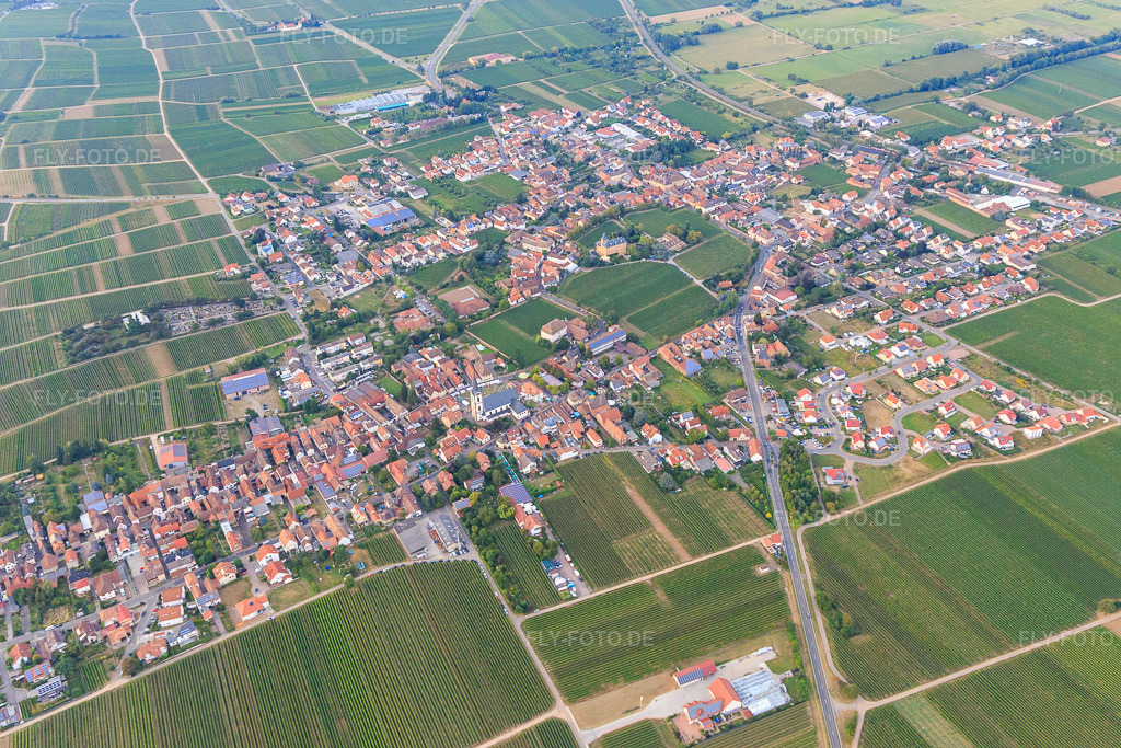 Luftbild: Stadtansicht zwischen Weinbergen aus Süden in Edesheim im Bundesland Rheinland-Pfalz in Deutschland. Foto: IMG_094609.jpg vom 02.09.2016 durch Werner Riehm/FLY-FOTO.de