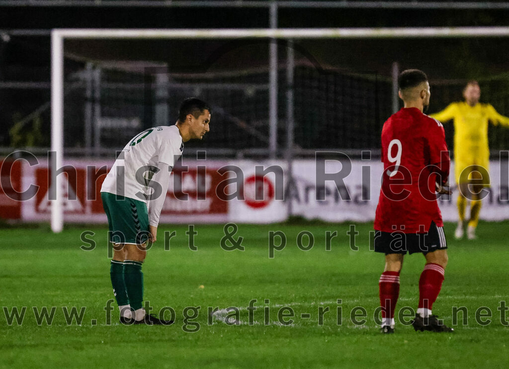 2023-11-17_007_FC_Schwaig_gegen_SpVgg_Feldmoching | Oberding, Deutschland, 17.11.2023:
Fußball, Landesliga Südost 2023 / 2024, 21. Spieltag, FC Schwaig gegen SpVgg Feldmoching, Endergebnis: 1:1

Vincent Sommer (FC Schwaig, #10), Ion Tihenchi (SpVgg Feldmoching, #9)

Foto: Christian Riedel / fotografie-riedel.net