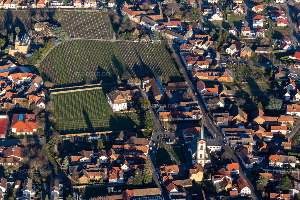Luftbild:  in Edesheim im Bundesland Rheinland-Pfalz in Deutschland. – Foto: IMG_130658.jpg vom 23.02.2022 durch Werner Riehm/FLY-FOTO.de – Auflösung des Originals: 5245 x 3497 px – Edesheim - Gastlichkeit an der südlichen Weinstraße