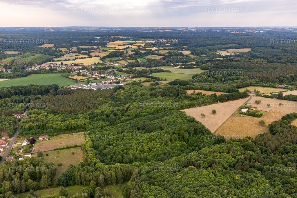 Aerial view: View of the town in Dollon in the state Sarthe, France. – Photo: IMG_132458.jpg taken on 06/14/2022 by Werner Riehm/FLY-FOTO.com – Resolution of the original: 5277 x 3518 px