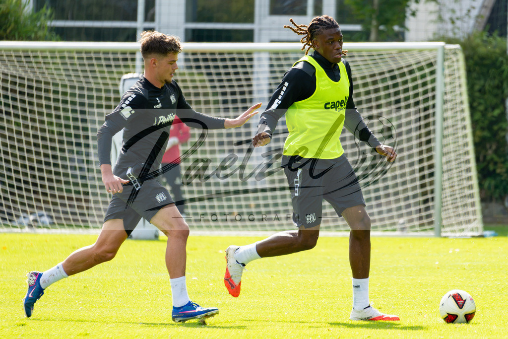 20260909_TRAOSN_0107 | Fußball, Herren: Jonathan Wensing (VfL Osnabrück) und Elias Bakatukanda (VfL Osnabrück) im Zweikampf beim Training des VfL Osnabrück am 09.09.2026 im Sportpark Illoshöhe in Osnabrück, Deutschland.(Foto von Nico Paetzel) - Realisiert mit Pictrs.com