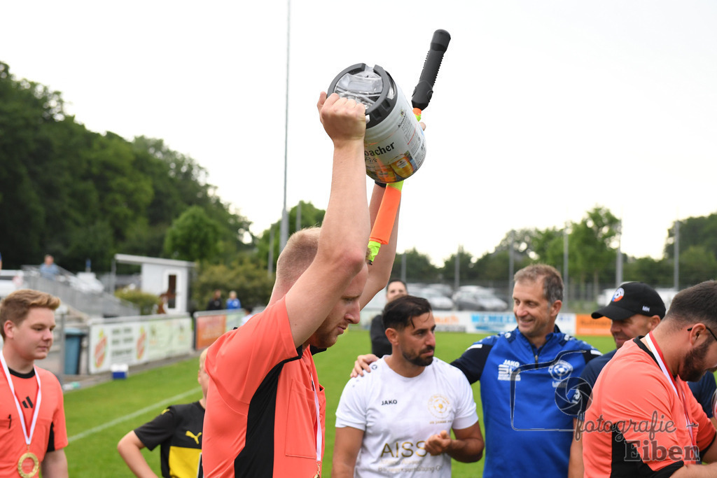 1. FC Nordenham-SV GOTANO | Kreispokal Finale Jade-Weser-Hunte 1. Mannschaften; 1.FC Nordenham (weiß)-SV GOTANO (blau) am 15.06.2025 in Rastede (Sportanlage Köttersweg), Photo: Philip Eiben 2025 - Realisiert mit Pictrs.com