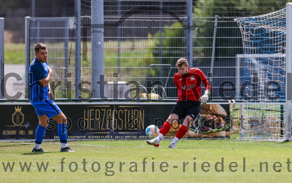 2023-07-22_102_FC_Langengeisling_gegen_VfB_Eichstaett_II | Erding, Deutschland, 22.07.2023:
Fußball, Bezirksliga Oberbayern Ost 2023 / 2024, Testspiel, FC Langengeisling gegen VfB Eichstätt II, Endergebnis: 3:2

David Riederle (FC Langengeisling, #14), Torwart Max Dörfler (VFB Eichstätt, #1)

Foto: Christian Riedel / fotografie-riedel.net