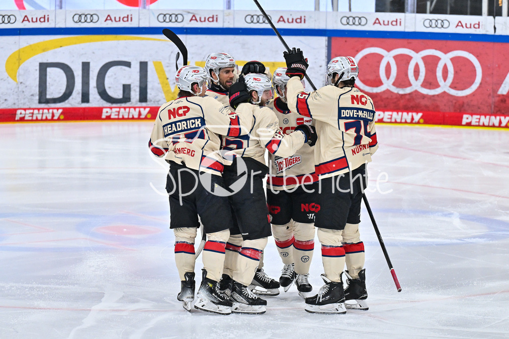 ERC Ingolstadt - Nuernberg Ice Tigers | Jubel der Gaeste nach dem Treffer zum 0-1 durch Hayden SHAW (Nuernberg Ice Tigers 82) / Tor / Torschuetze / Freude / Happy / DEL: ERC Ingolstadt - Nuernberg Ice Tigers, Saturn-Arena am 26.03.2025