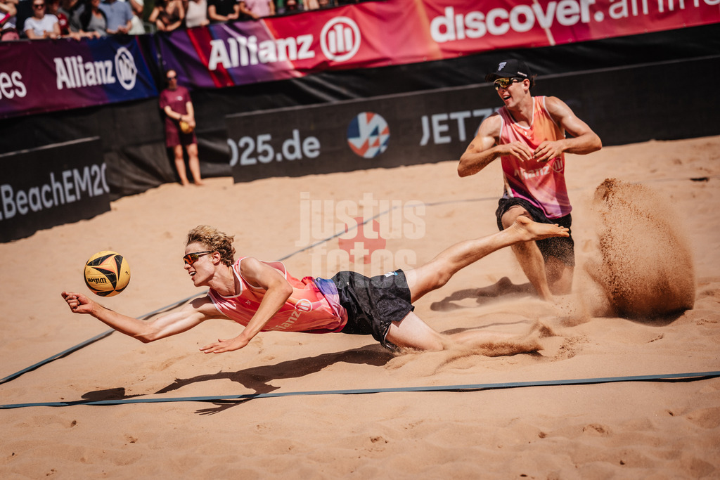 Beachvolleyball | Männer | Allianz German Beach Tour 2025 | Tourstop München | 13.07.2025 | Tamo Wüst springt zum Ball