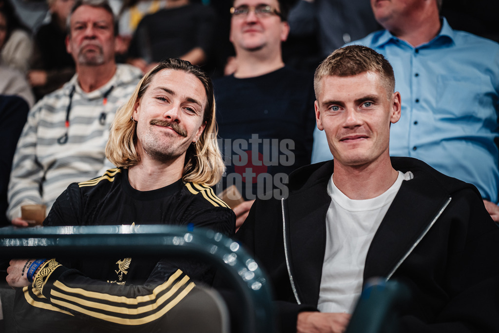 Basketball | Männer | Saison 2025/2026 | BKT EuroCup | Veolia Towers Hamburg vs. Bahcesehir College Istanbul | 14.10.2025 | v.l. Jackson Irvine (#7, FC St. Pauli) und Eric Smith (#8, FC St. Pauli)