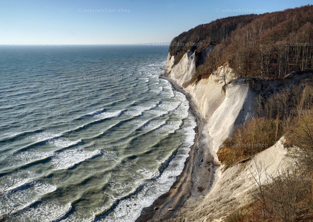 Brandung vor der Kreideküste | Es herrscht auflandiger Wind mit kräftiger Brandung vor den Kreidefelsen des Nationalparks Jasmund auf Rügen.