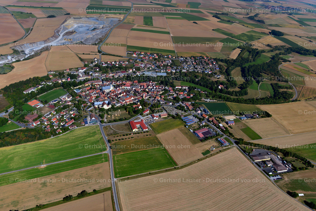 3650452 | BALDERSHEIM 13.09.2016 Ortsansicht am Rande von landwirtschaftlichen Feldern und Nutzflächen  in Baldersheim im Bundesland Bayern, Deutschland // Village view on the edge of agricultural fields and land  in Baldersheim in the state Bavaria, Germany Foto: Gerhard Launer