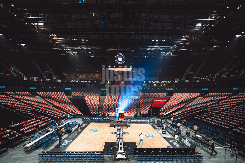 Basketball | Männer | Saison 2023/2024 | easyCredit Basketball Bundesliga | Veolia Towers Hamburg vs. FC Bayern München | 26.03.2024 | Die Barclays Arena vor dem Spiel, die Plätze gedeckt mit Kellogs Klatschpappen