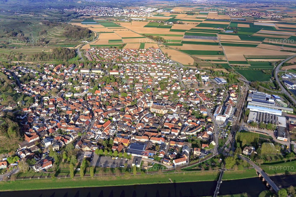 Luftbild: Ortsansicht von Osten jenseits der Elz in Riegel am Kaiserstuhl im Bundesland Baden-Württemberg in Deutschland. Foto: IMG_126677.jpg vom 25.04.2021 durch Werner Riehm/FLY-FOTO.de