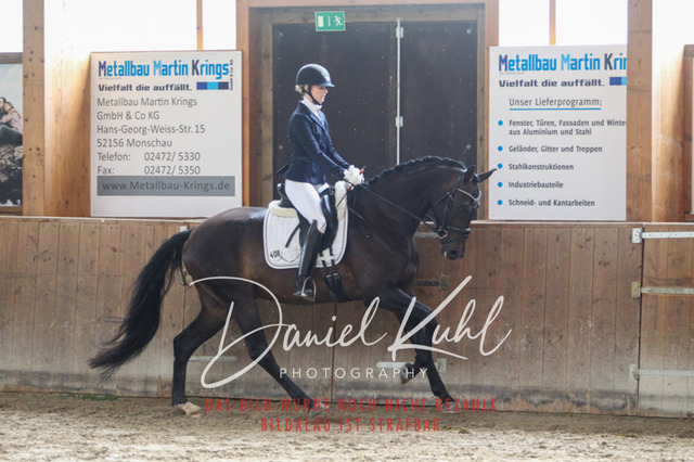 DKP43244 | Turnierfotos kaufen im Webshop von Daniel Kuhl Photography – entdecke professionelle Reitsportfotos aus Turnieren & Events. Hochwertige Turnierbilder online bestellen & sichern. Jetzt Fotos von Reitsportturnieren kaufen!