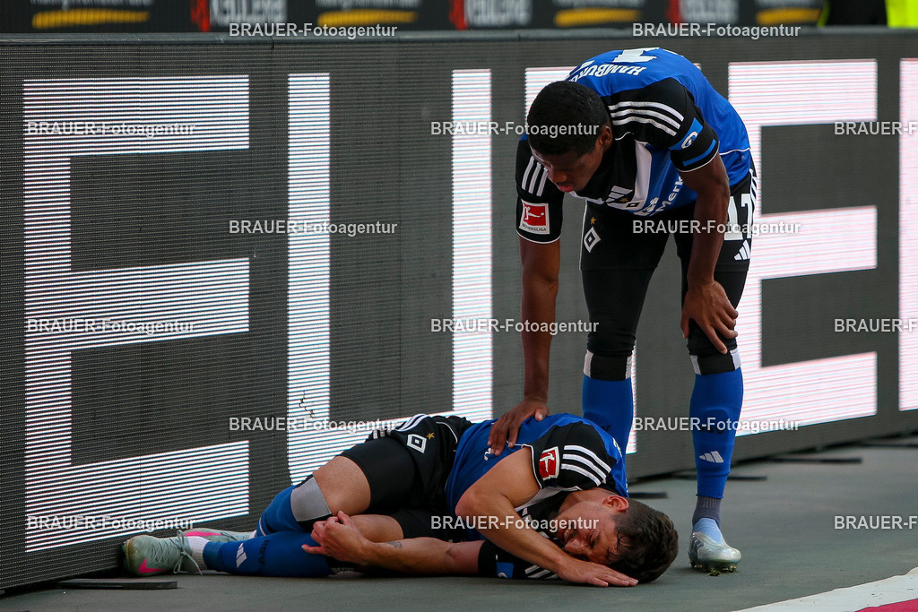 Borussia Mönchengladbach vs Hamburger SV - Bundesliga  | Mönchengladbach, Deutschland, 24.08.25:   Giorgi Gocholeishvili (Hamburger SV) liegt verletzt am Boden waehrend des Spiels der Bundesliga zwischen Borussia Mönchengladbach vs Hamburger SV im Stadion im Borussia Park(Foto von Brauer-Fotoagentur / Adrian Schlueter)