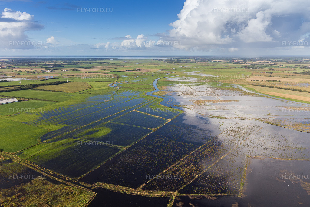 Vue aérienne: Zones riveraines dont le lit de la rivière est inondé par les niveaux d'eau élevés de Varde à Varde dans le département Syddanmark, Danemark. Photo: IMG_103450.jpg prise le 16/09/2017 par Werner Riehm/FLY-FOTO.eu – Résolution de l'original: 5255 x 3504 px
