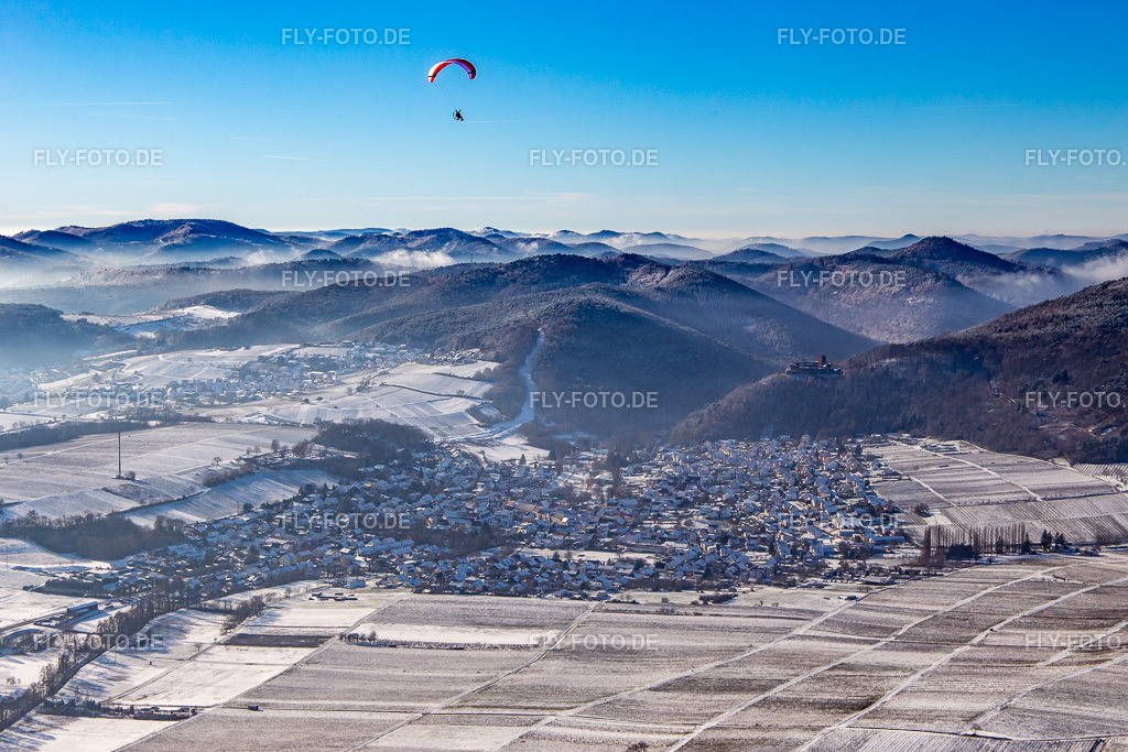 Ortsansicht von Osten bei Winter im Schnee mit Gleitschirm | Luftbild: Ortsansicht von Osten bei Winter im Schnee mit Gleitschirm in Klingenmünster im Bundesland Rheinland-Pfalz in Deutschland. Foto: IMG_139810.jpg vom 20.01.2024 durch ©2025 Werner Riehm fly-foto.de/copyright - Realisiert mit Pictrs.com